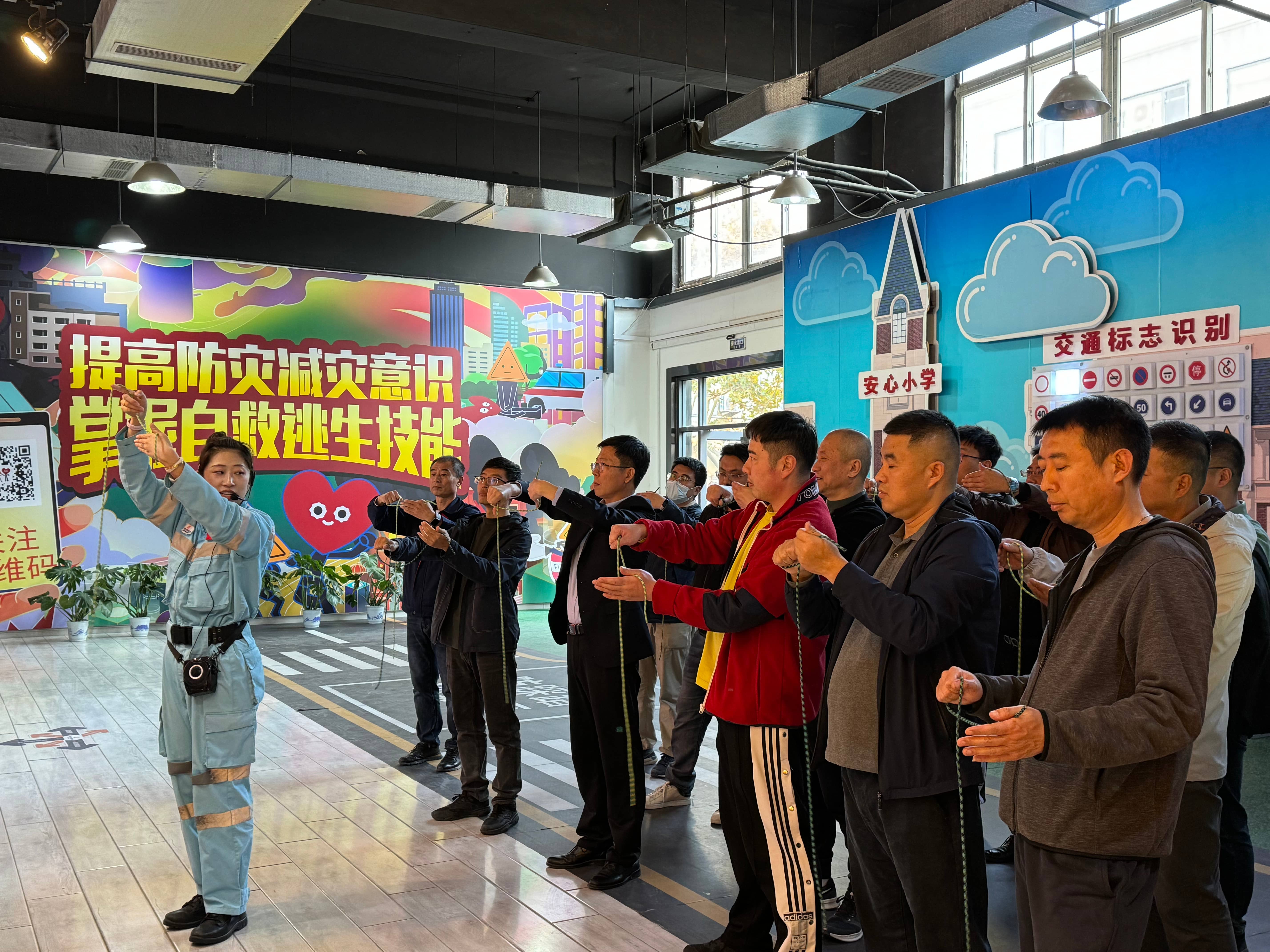 1746697604179345.jpg 集團(tuán)公司組織開展安全應(yīng)急體驗(yàn)培訓(xùn)(1).jpg