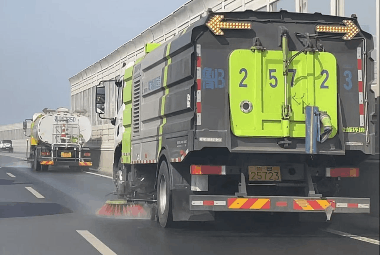 1746698577451293.gif 節(jié)日?qǐng)?jiān)守“不打烊” 奮戰(zhàn)一線勇?lián)?dāng).gif