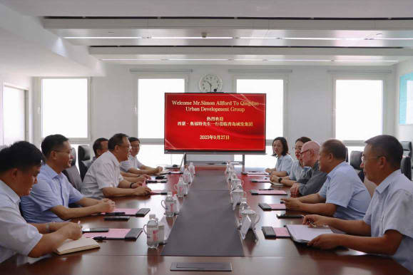 英國皇家建筑師協(xié)會(huì)主席西蒙·奧福特及德才集團(tuán)董事長葉德才一行到訪集團(tuán)公司